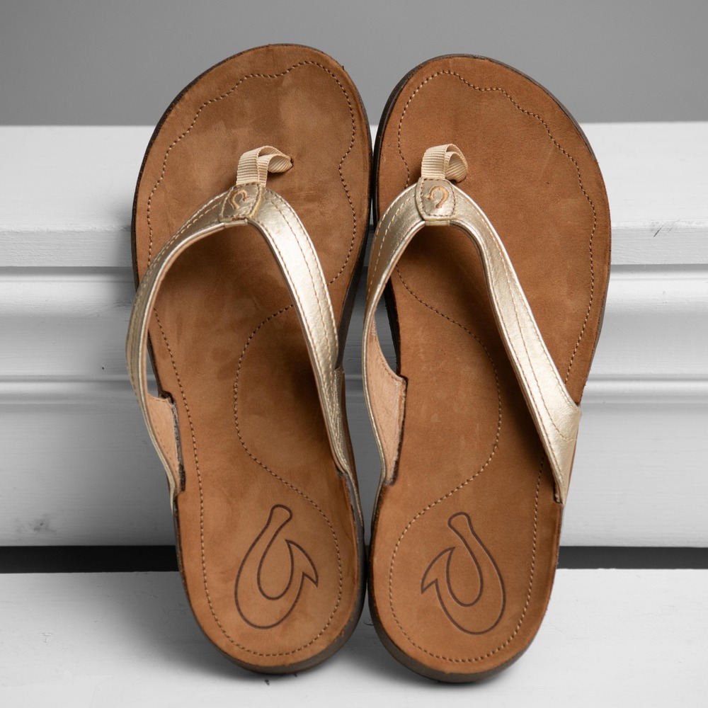 OluKai Kumu Metallic Gold Thong Sandals Flip Flop Sz 9 Minimalist Ergonomic Boho